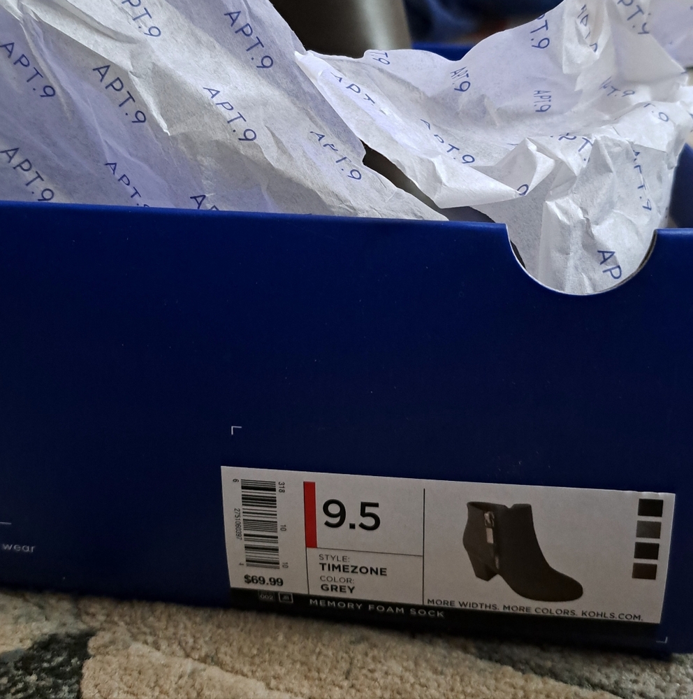 APT.9 GRAY SIZE 9 1/2 BOOTIES